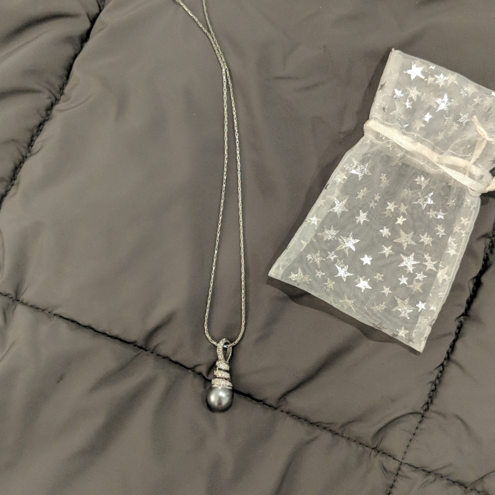 Tear drop necklace with silver pearl